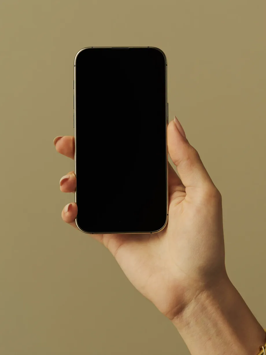 Eine Hand hält ein iPhone mit der Studio-App